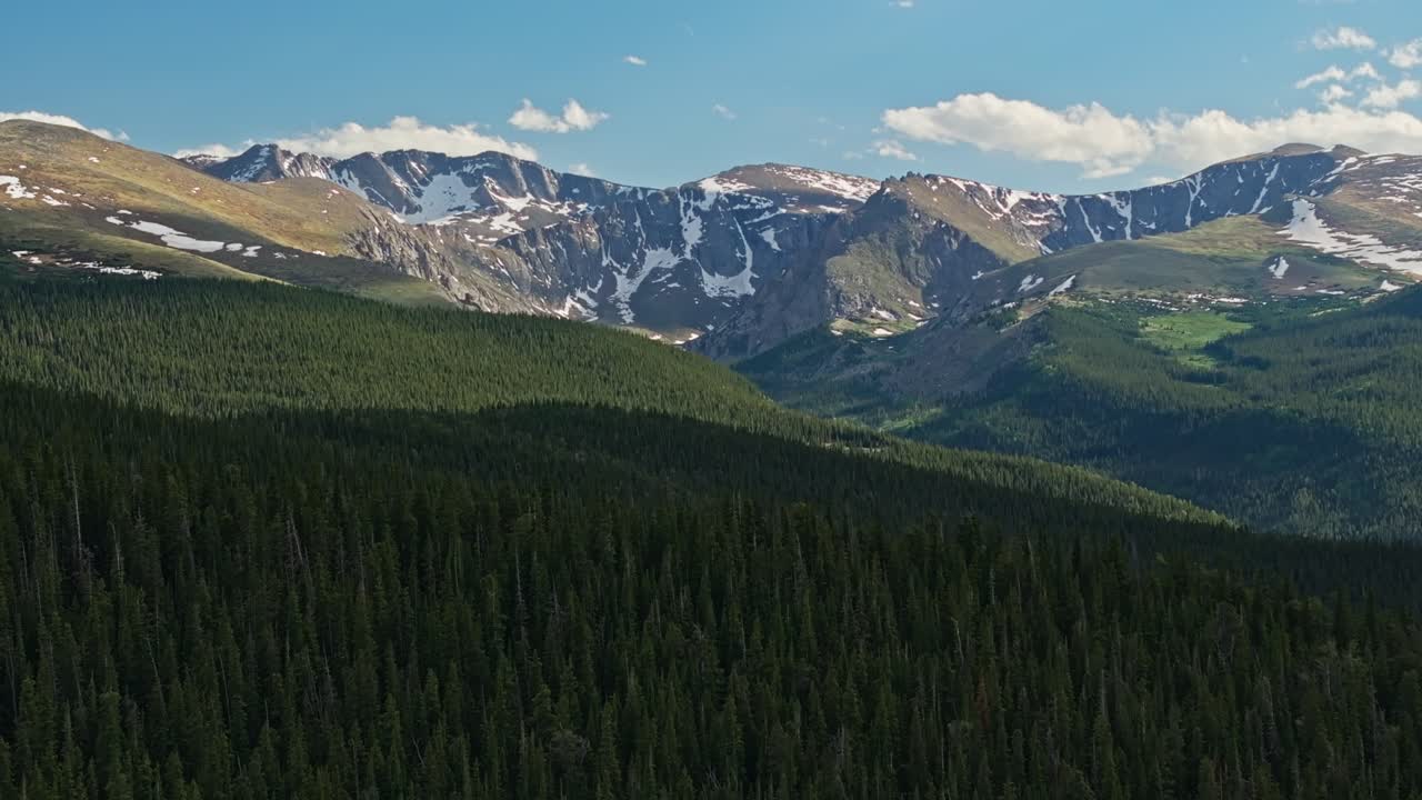 los zarcillos de nieve en las cumbres del monte cielo azul, colorado, por encima de los altos bosques alpinos de hoja perenne.
