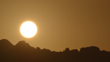 Disco-Solar-Saliendo-En-El-Cielo-De-La-Mañana