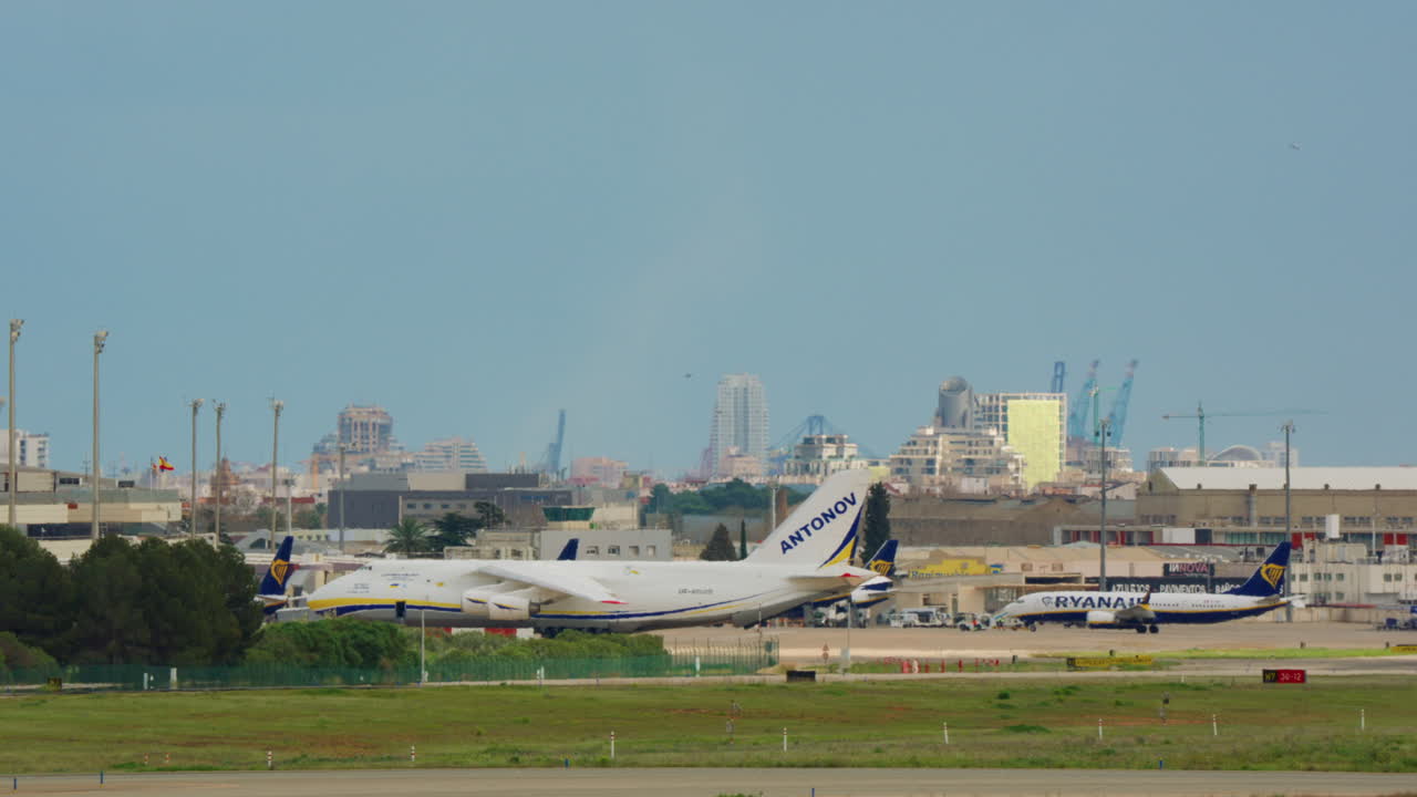 Aereo da carico Antonov parcheggiato all'aeroporto con lo skyline della città