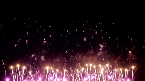 coloridos fuegos artificiales explotando en el cielo nocturno. celebraciones y eventos en colores brillantes.