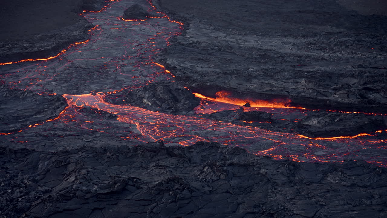 Fiume di lava attivo scorre da un'eruzione vulcanica sul Monte Fagradalsfjall, nella Valle di Geldingadalir, Islanda sudoccidentale - inquadratura ampia