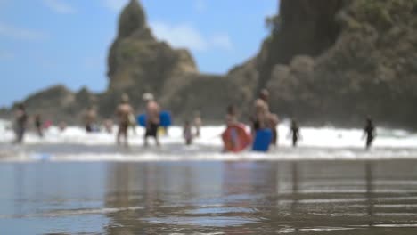 Fuera-de-foco-turistas-en-la-playa