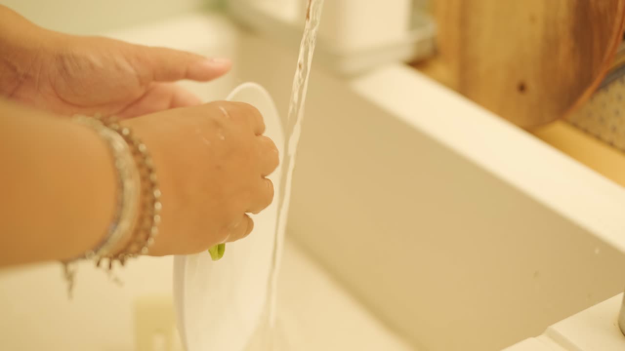 가정에서 일상 생활을 즐기고, 거실에서 휴식을 취하고 부에서 식사를 하는 임신 한 여성. 이 장면은 편안함, 모성, 그리고 편안한 환경에서 자기 관리의 순간을 강조합니다.