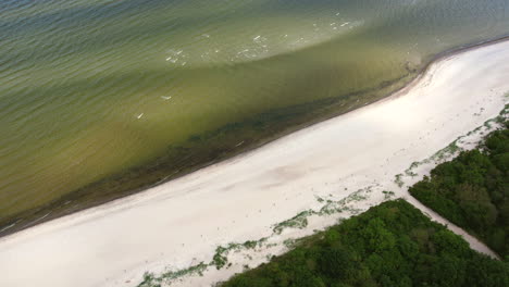 Der-Einsame-Strand-Der-Ostsee-Unter-Einem-Bewölkten-Himmel