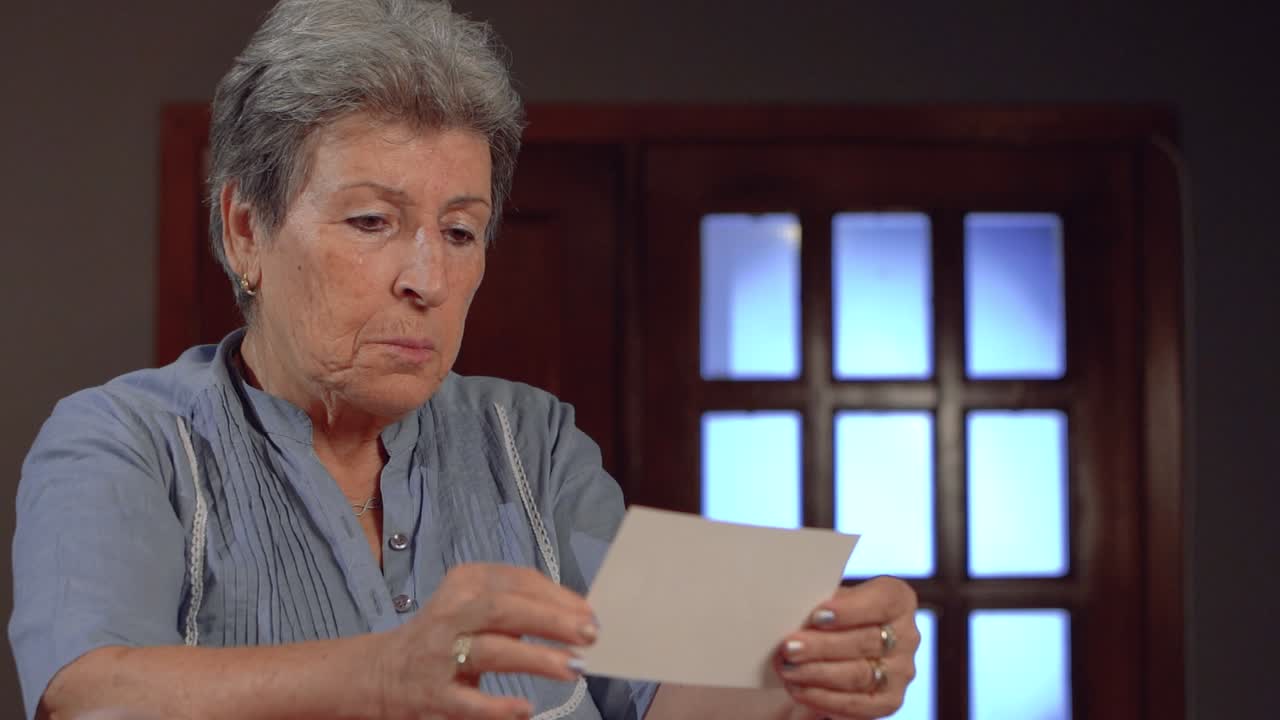 retrato de una anciana llorando.