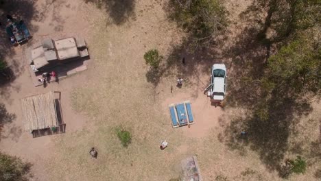 drone moviéndose por el aire sobre los perros y pequeños edificios