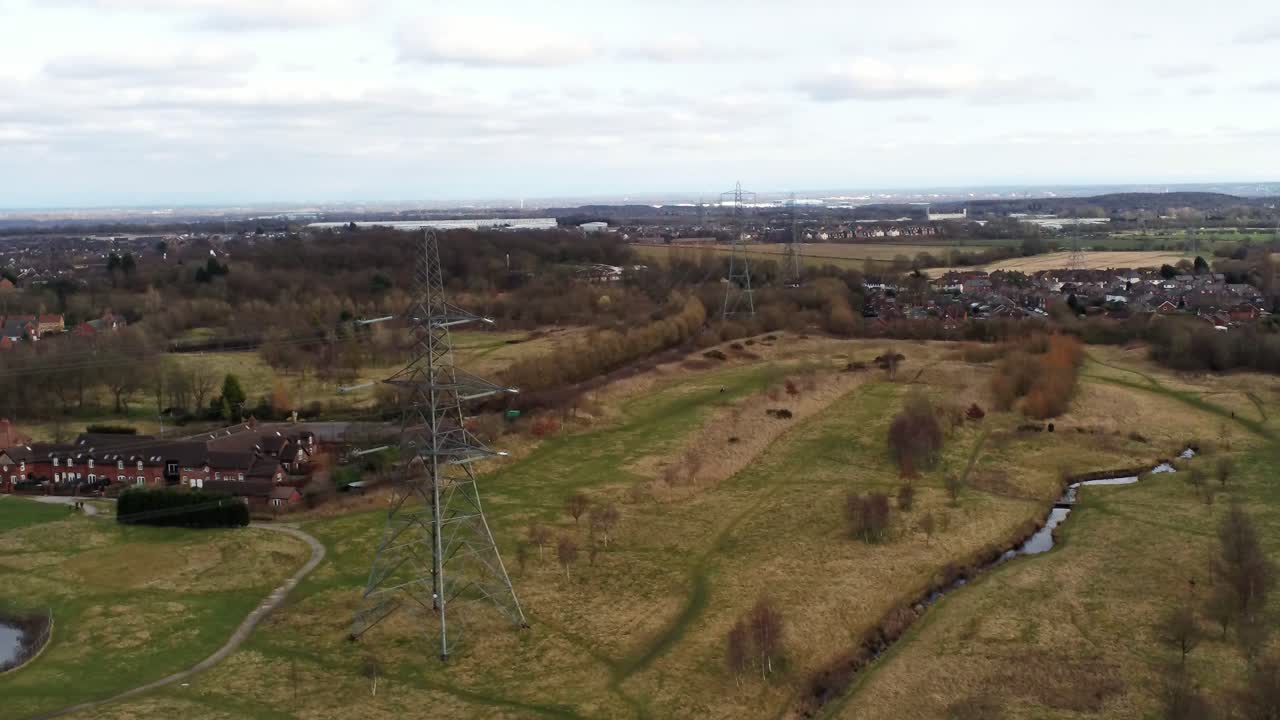 pilón de distribución de electricidad con vistas a la campiña británica, tiro alto a bajo