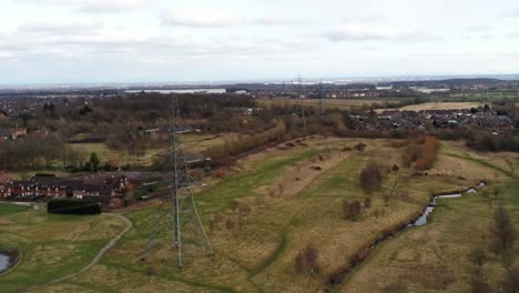 pilón de distribución de electricidad con vistas a la campiña británica, tiro alto a bajo