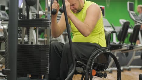 hombre con discapacidad entrenando en el gimnasio del centro de rehabilitación