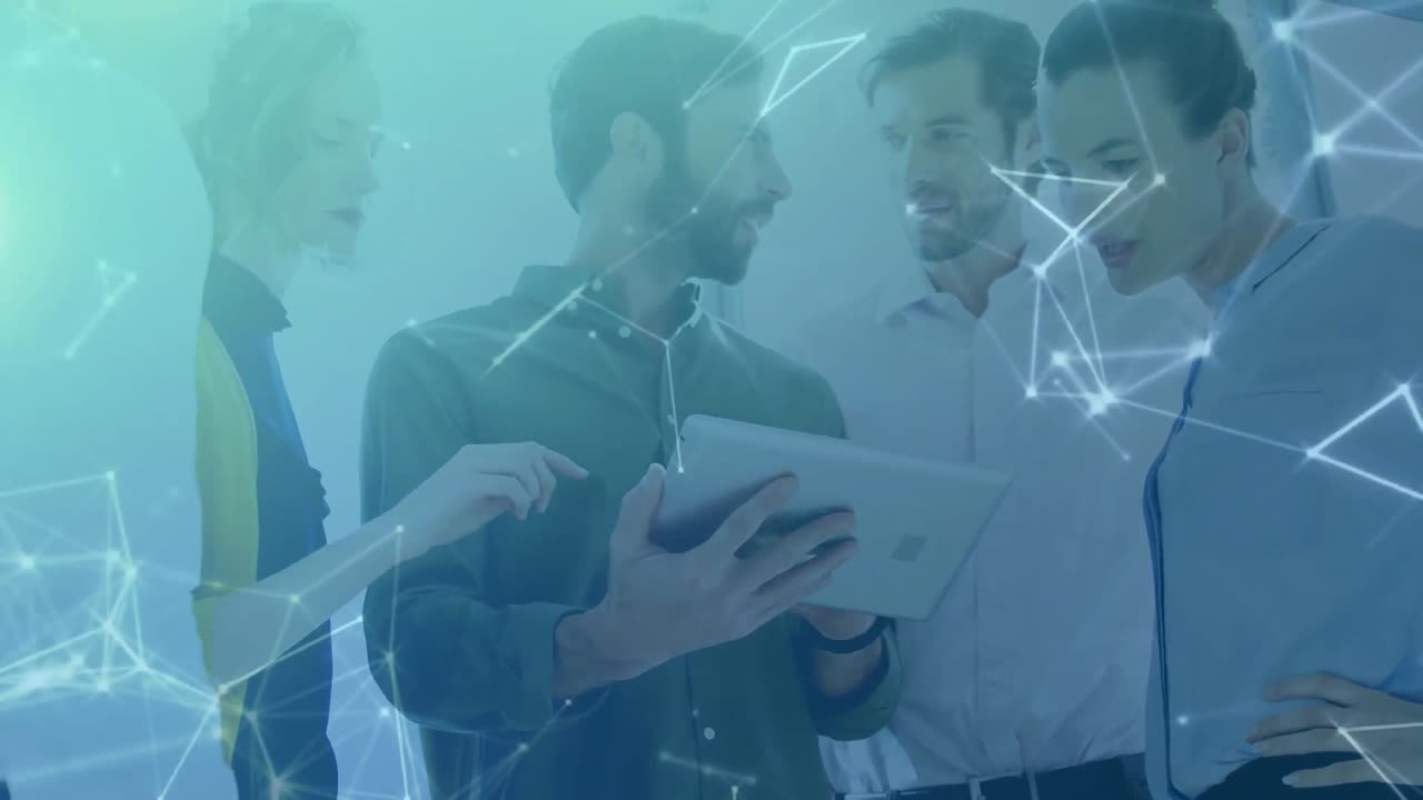 animación de la red de conexiones a través de personas de negocios que usan tablets