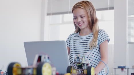 Estudiante-Construyendo-Y-Programando-Vehículos-Robot-En-Clase-De-Codificación-De-Computadoras-Después-De-La-Escuela