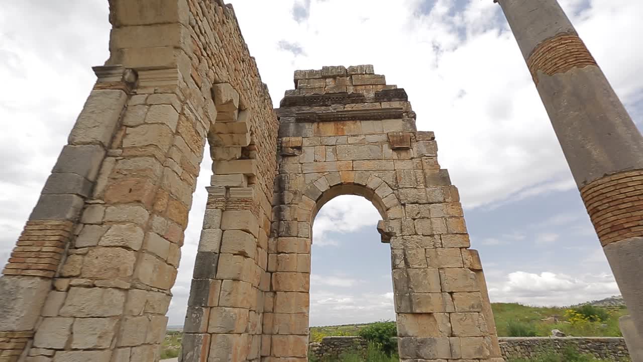 la ciudad de volubilis construida por los antiguos griegos en marruecos