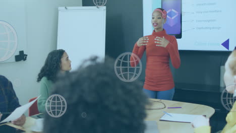 animación de un globo web flotando contra una mujer afroamericana dando una presentación en la oficina