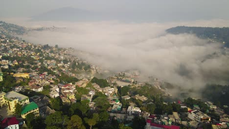 ciudad de montaña brumosa