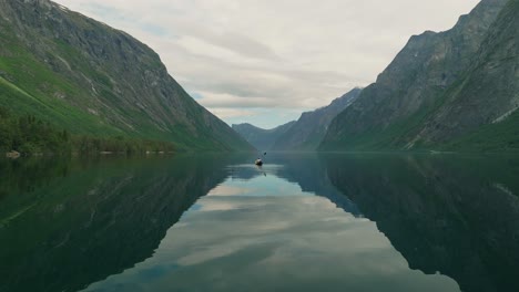 Lago-Del-Valle-De-Noruega-Con-Kayak-Solitario,-Vista-De-Drones-En-ángulo-Bajo