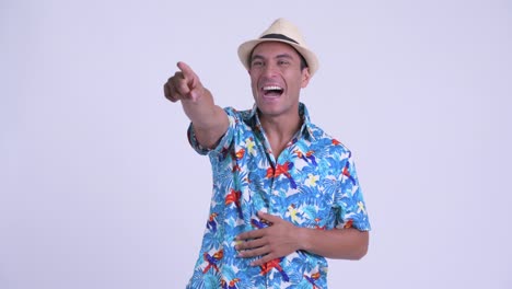 joven y guapo turista hispano listo para las vacaciones