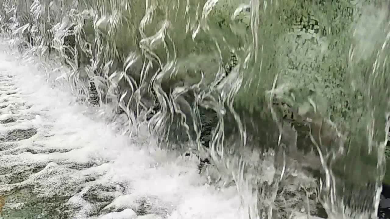 클로즈업 또는 분수 물이 도시의 작은 수영장으로 떨어집니다.