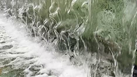 primeros planos o gotas de agua de fuente a una pequeña piscina en la ciudad