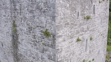 Toma-Aérea-Ascendente-Del-Castillo-Del-Parque-Merlin-En-Galway,-Irlanda