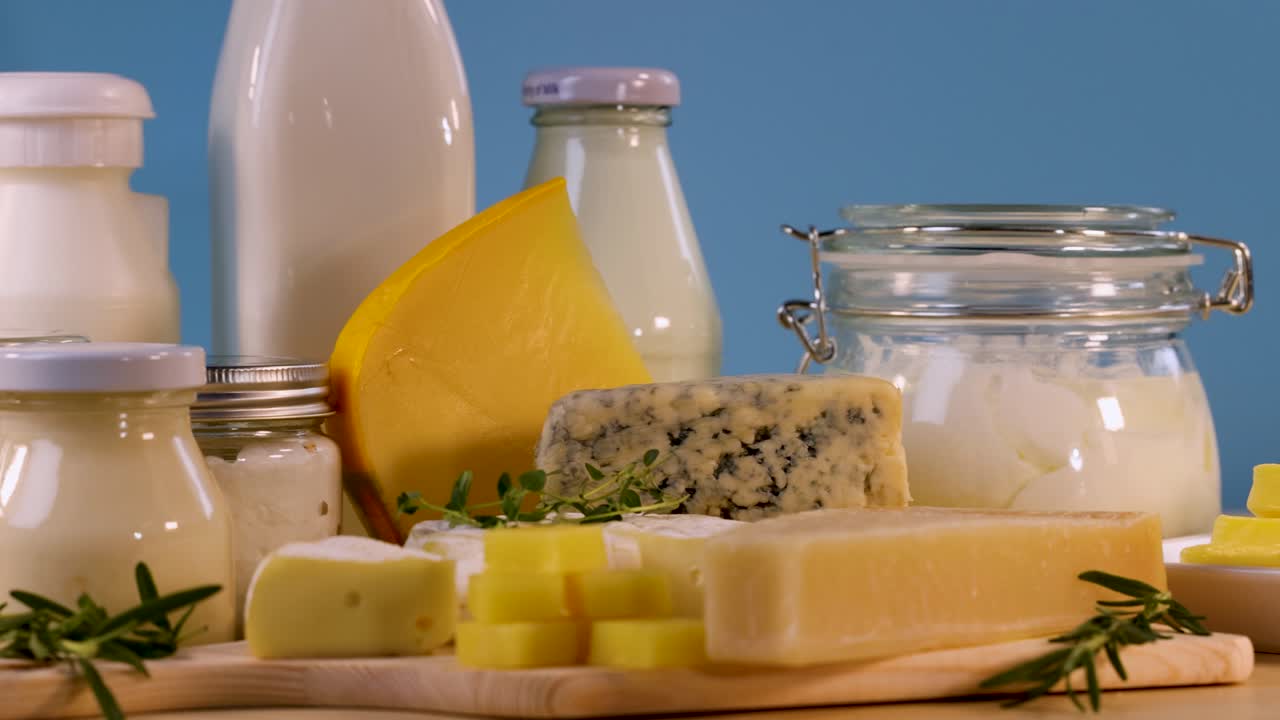 varios productos lácteos dispuestos en una mesa