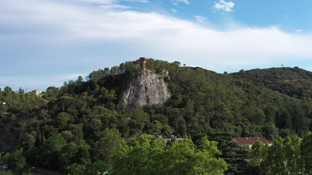 프랑스 남부의 시골 마을인 세인트 브루아 (saint ambroise) 를 날아다다.