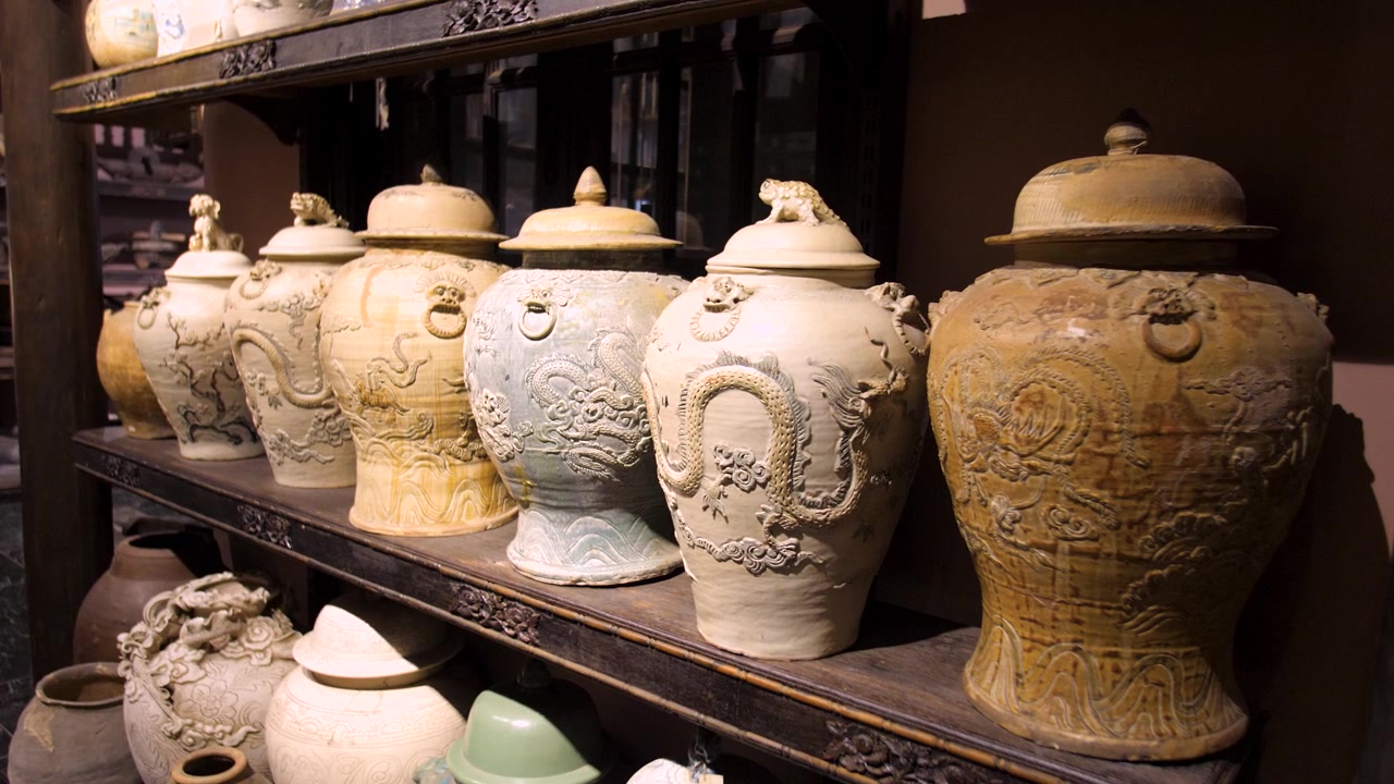 Corpos de argila adornados com padrões delicados, cultura imersa na arte do chá