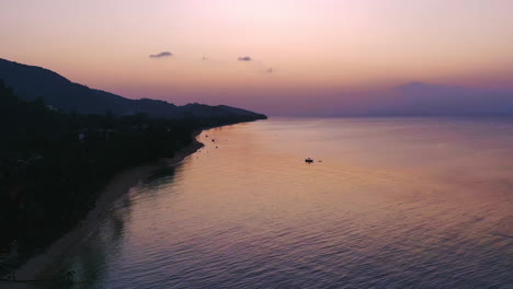 Zeitraffer-Des-Sonnenuntergangs-Hinter-Dem-Dämmernden-Horizont-Hinter-Dem-Tropischen-Strand