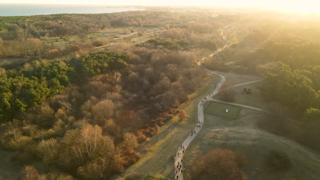 Gruppe-Von-Menschen-Joggen-Im-Freien-In-Einem-Herbstpark-In-Der-Danziger-Grafschaft-Bei-Sonnenaufgang-Przymorze-Polen