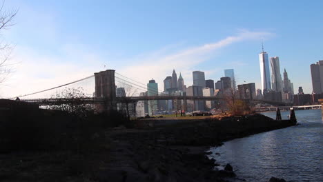 Puente-De-Brooklyn,-Manhattan-Y-Torre-De-La-Libertad-En-Segundo-Plano