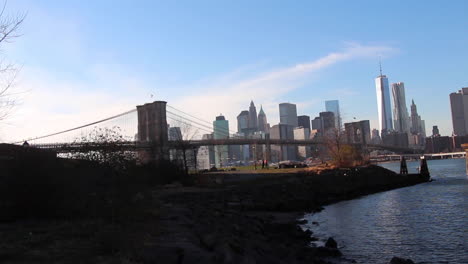 puente de brooklyn, manhattan y torre de la libertad en segundo plano