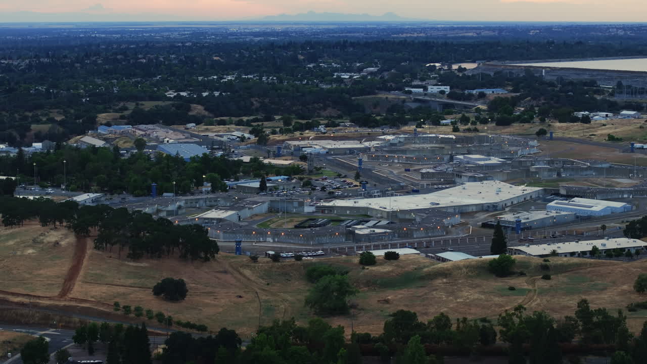 해가 지는 동안 폴섬 교도소의 드론 풍경