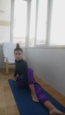 mujer practicando yoga en un balcón