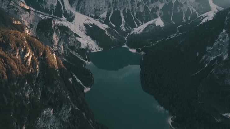 Bergsee bei Sonnenuntergang in den italienischen Alpen