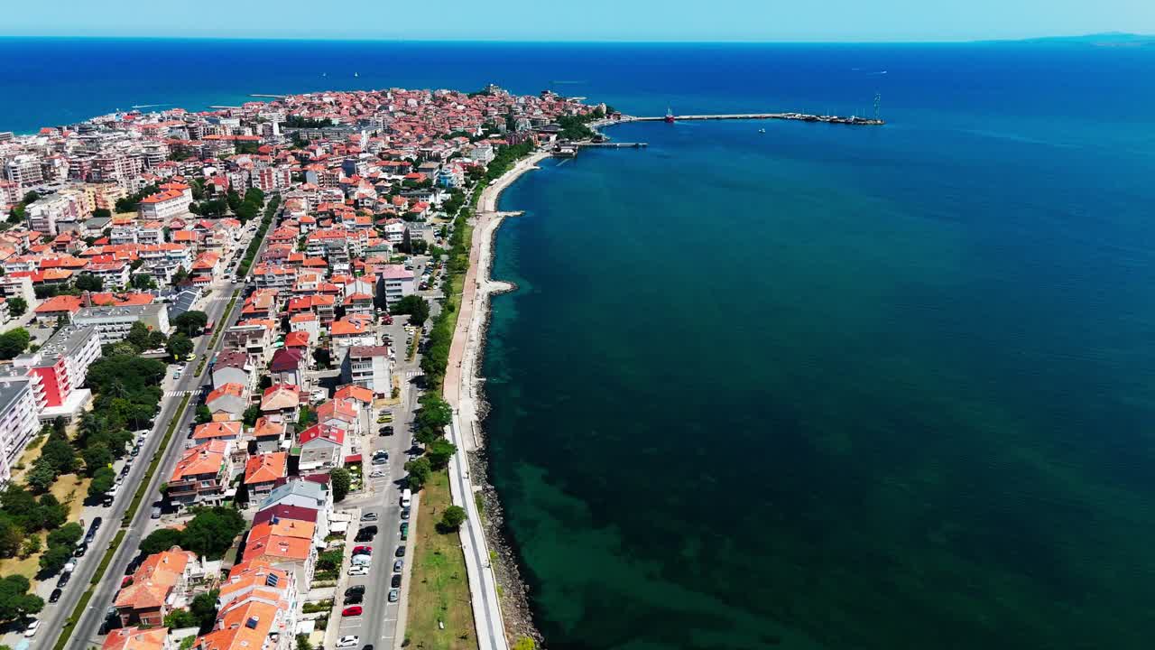 Drone, Pomorie sahil şeridi boyunca ilerlerken, berrak gökyüzü altında uçsuz bucaksız Karadeniz'in yanı başındaki terakota çatılı binaları gözler önüne seriyor.