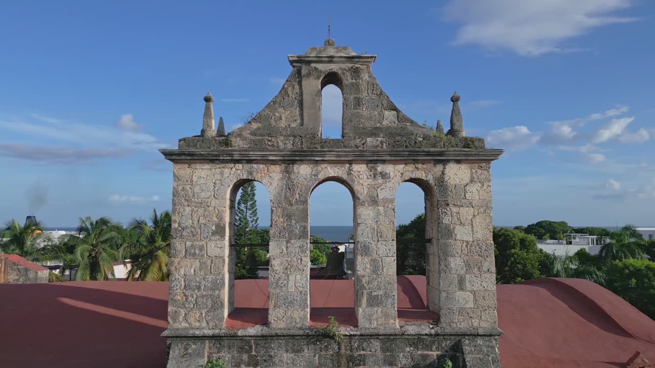 torre del campanario en la parte superior de la iglesia dominicana y el convento en la ciudad colonial, santo domingo en la república dominicana