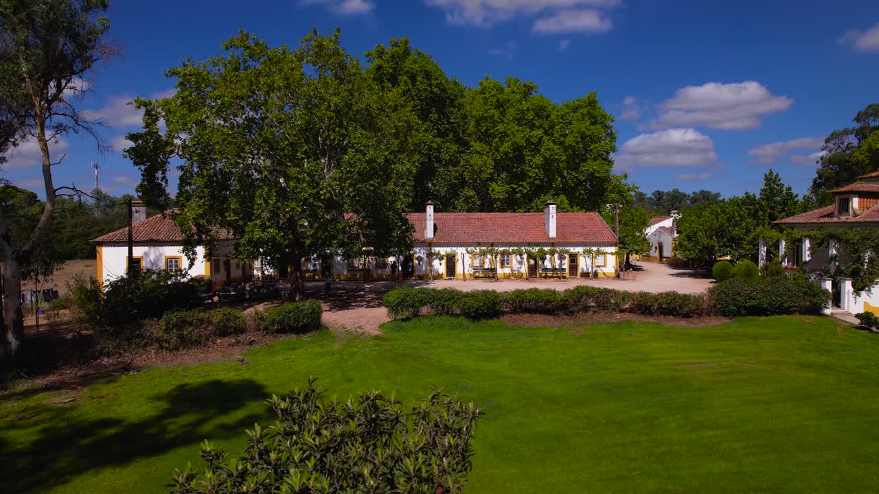 вид с воздуха сельское португальское жилье для мероприятий причудливые комнаты