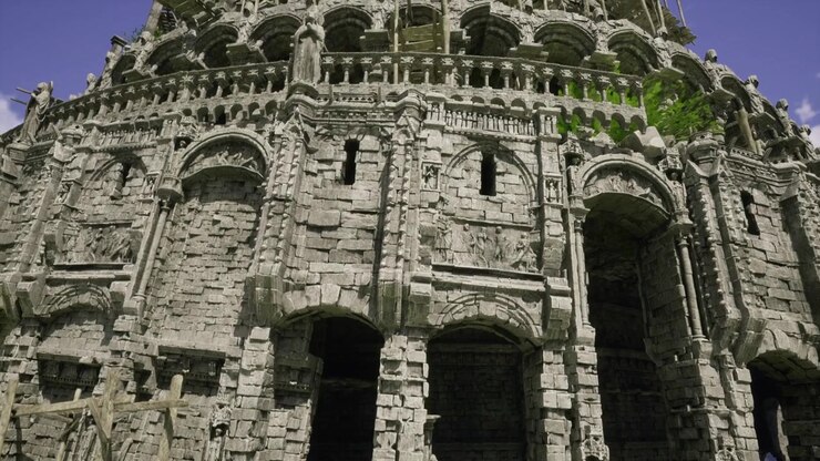 Sito storico suggestivo con architettura colorata e vegetazione spontanea.