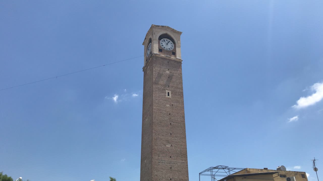 Time-lapse dell'alba della torre dell'orologio di Adana (büyüksaat)