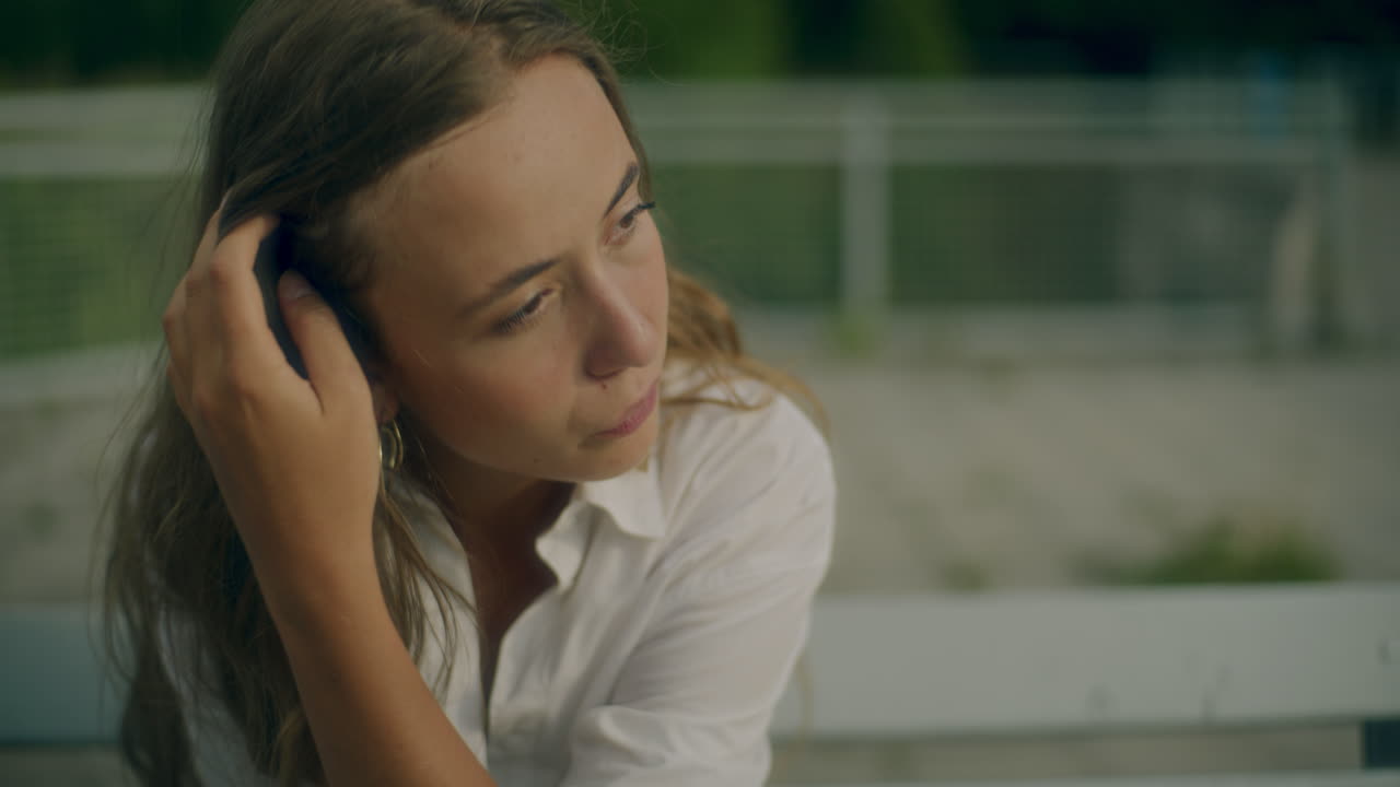 retrato de una mujer triste y pensativa