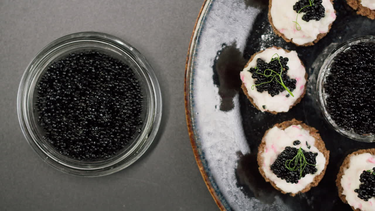 Servindo Caviar Preto e Canapés com uma Colher