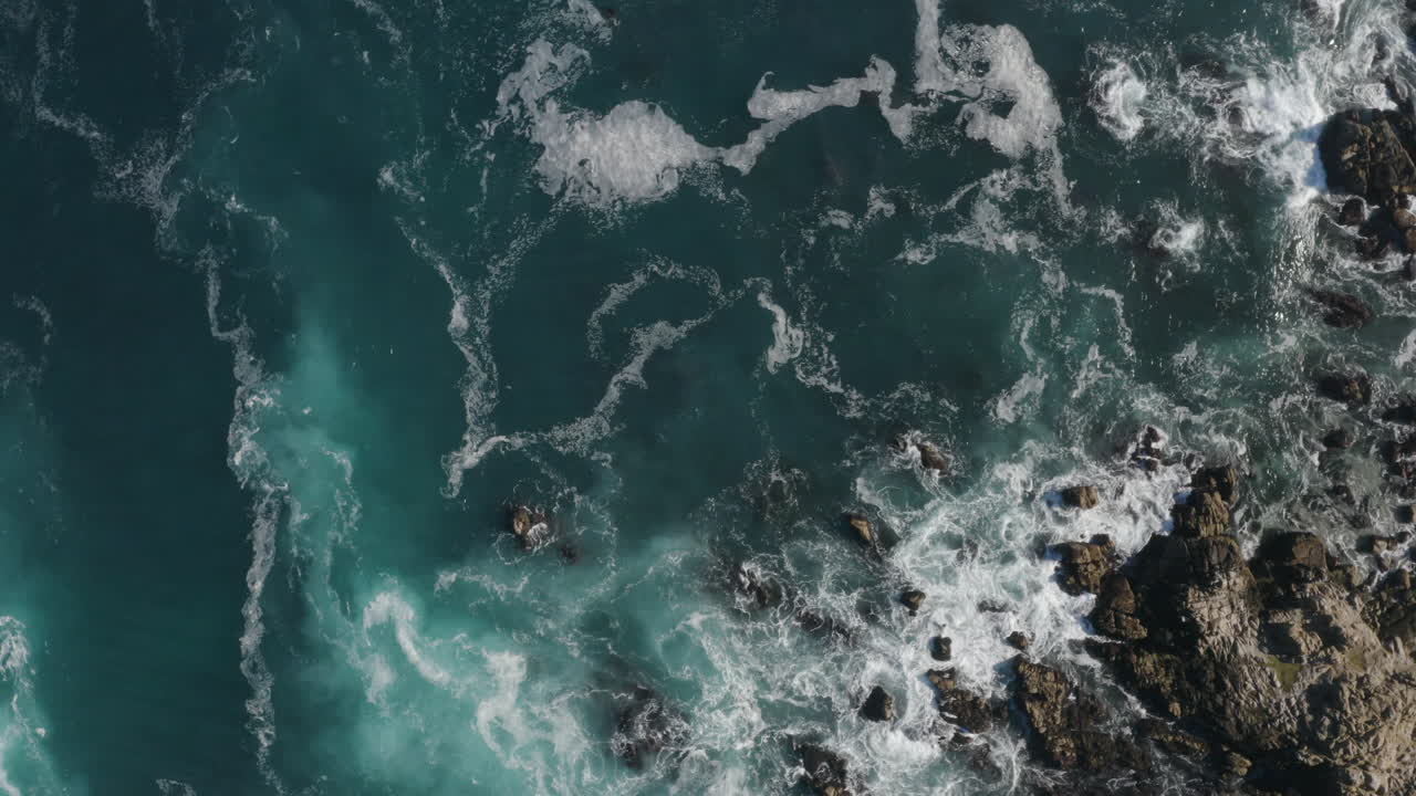 Vue aérienne 4K des eaux agitées et actives de la baie de Monterey