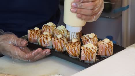 preparando deliciosos rollos de sushi