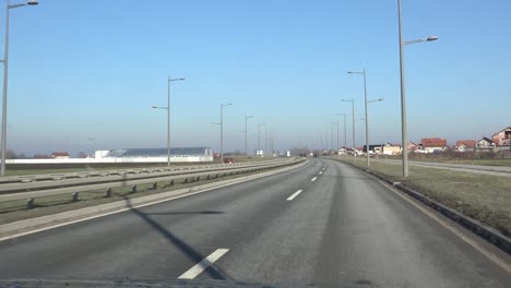 Cámara-De-Salpicadero-De-Coche-Pov-De-La-Carretera,-Conduciendo-En-Una-Mañana-De-Invierno