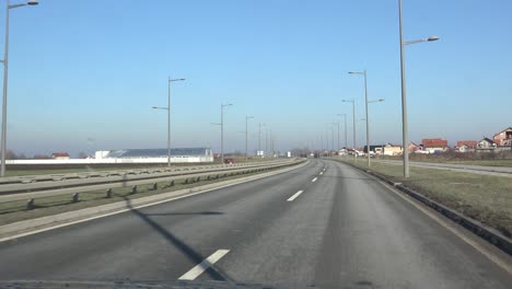 car dashcam pov de la carretera, conduciendo en la mañana de invierno