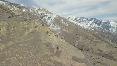 panorama hacia arriba a través de montañas nevadas