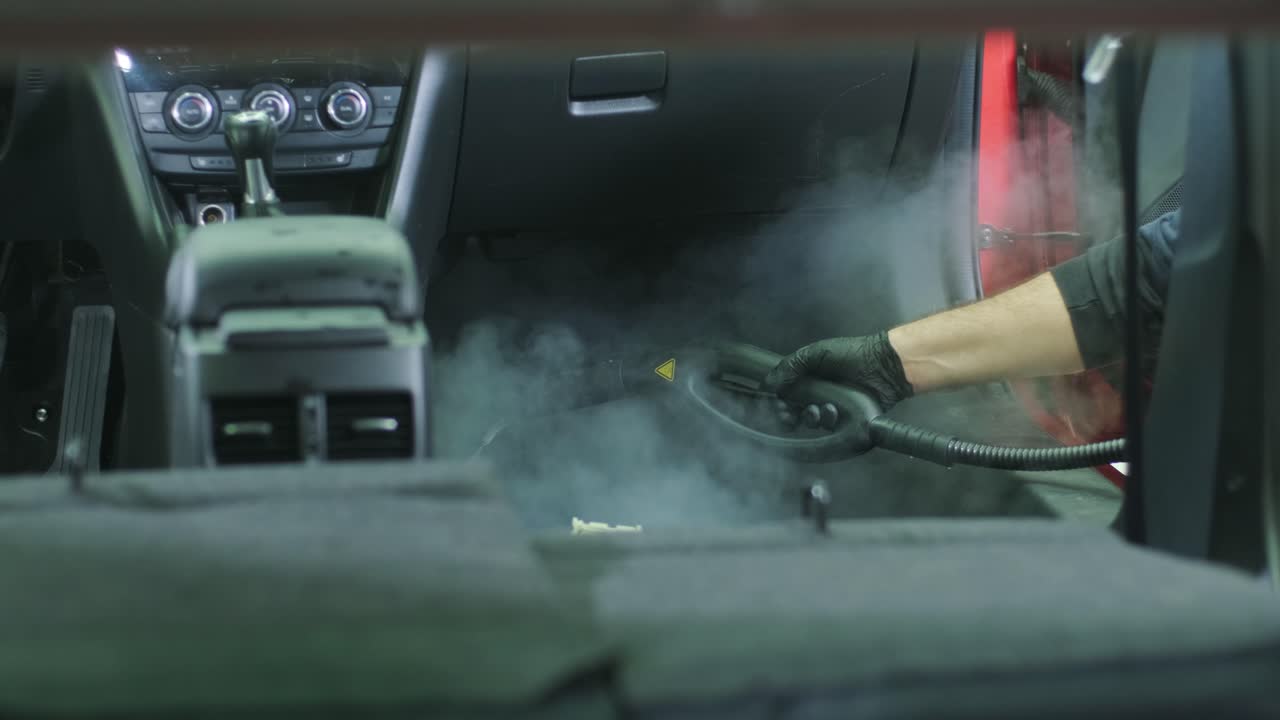 limpieza profesional de automóviles. lavado de sars. detalles interiores. limpieza en seco y detalles del interior de un automóvil. limpeza profunda de asientos. limpeza de espuma en el lavado de automóviles; limpieza del panel del automóvil del polvo. una aspiradora