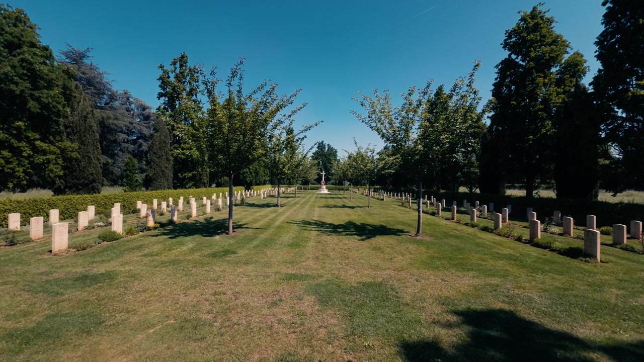 Ampia veduta di cimitero con lapidi