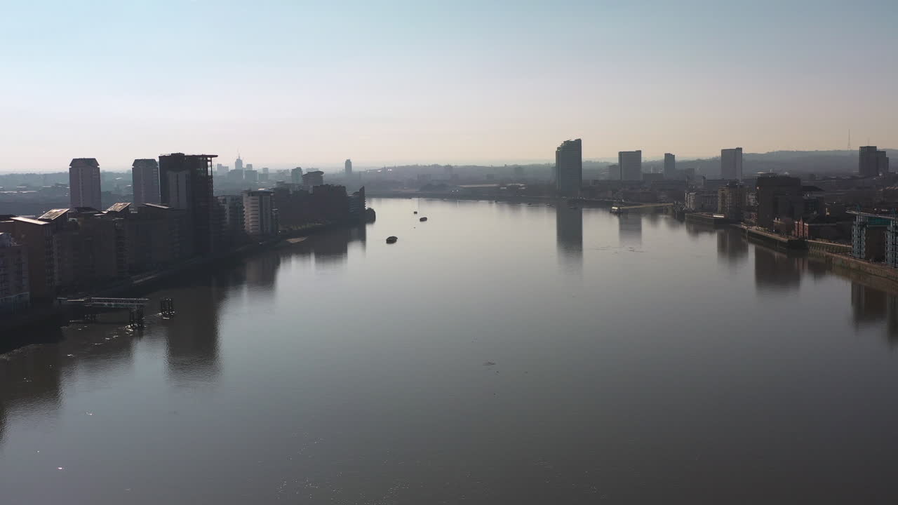 런던, 영국, 영국 04-03-2020: 런던의 템스 강 조감도