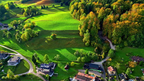 Vista-Aérea-Inclinada-De-Attersee,-Austria,-En-Otoño---Toma-Inclinada-Con-Un-Hermoso-Paisaje-De-Pueblo-En-Austria