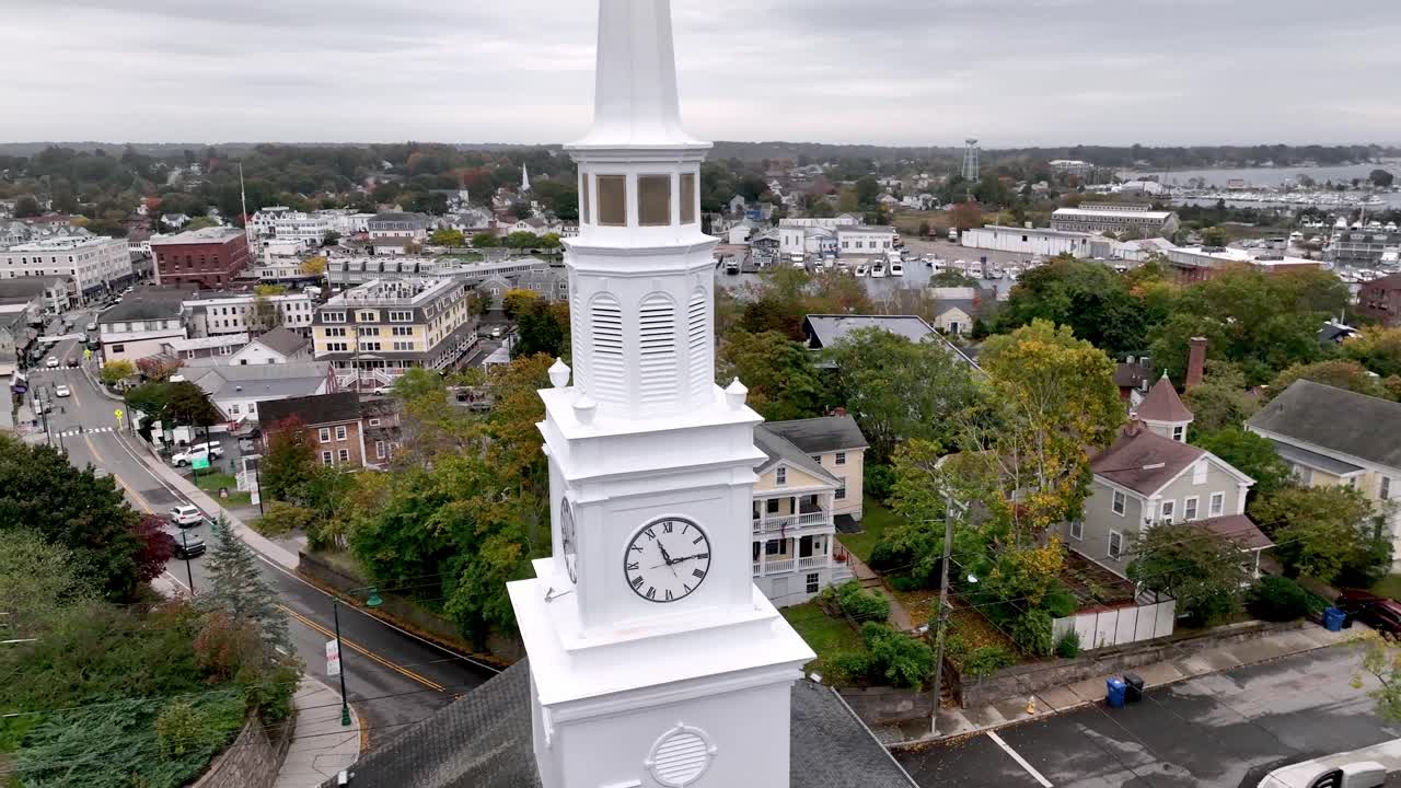 órbita aérea alrededor del campanario de la iglesia en mystic connecticut